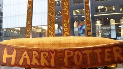 Cadeira na qual J.K. Rowling escreveu Harry Potter é leiloada em Nova York