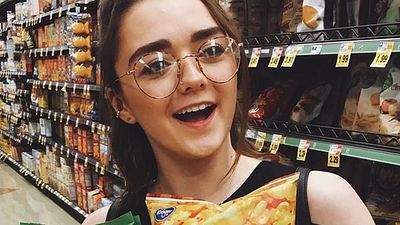 Imagem da notícia Maisie Williams invade festa de fãs para assistir ao primeiro episódio de Game of Thrones