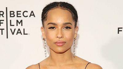 Imagem da notícia Zoë Kravitz negocia para atuar ao lado de Scarlett Johansson em comédia que termina em morte