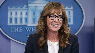 Allison Janney faz aparição surpresa na Casa Branca como a personagem C.J. Gregg de The West Wing