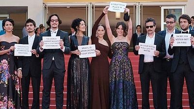Imagem da notícia Festival de Cannes 2016: Equipe de Aquarius protesta contra o impeachment de Dilma Rousseff em première