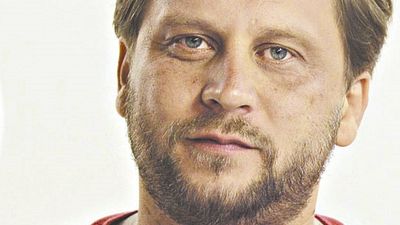 Imagem da notícia Cineasta brasileiro premiado no Festival de Cannes de 2016 prepara filme sobre a "realidade da noite do Rio"