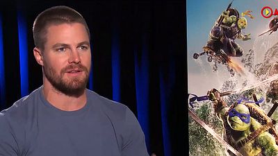 Imagem da notícia Exclusivo: Stephen Amell, o Arqueiro Verde, fala sobre seu papel em As Tartarugas Ninja - Fora das Sombras