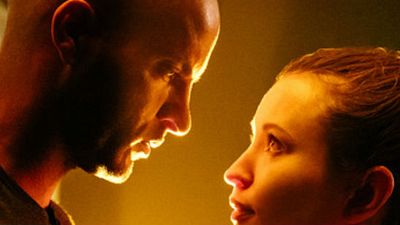 Imagem da notícia American Gods: Nova imagem traz a reunião do casal formado por Ricky Whittle e Emily Browning