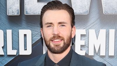 Imagem da notícia Novo longa baseado em O Médico e o Monstro pode ter Chris Evans no papel principal