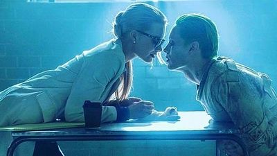 Imagem da notícia Dra. Harleen Quinzel não resiste ao Coringa em foto de Esquadrão Suicida