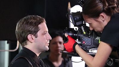 Imagem da notícia Exclusivo: Equipe e elenco comentam a produção da comédia Desculpe o Transtorno, estrelada por Gregório Duvivier