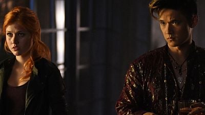 Imagem da notícia Shadowhunters: Produtores de Smallville assumem o comando da segunda temporada