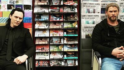 Imagem da notícia Chris Hemsworth e Tom Hiddleston vendem jornais no set de Thor: Ragnarok