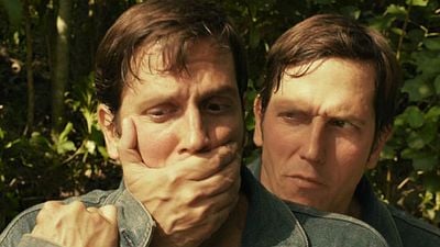 Imagem da notícia Exclusivo: Vladimir Brichta apresenta "seu clone" no making of de Um Homem Só