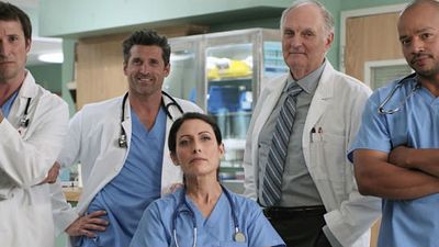 Imagem da notícia Astros de Grey's Anatomy, House, ER e Scrubs se reúnem em comercial de plano de saúde