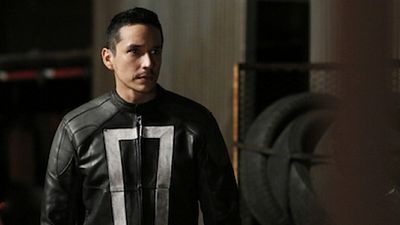Imagem da notícia Agents of S.H.I.E.L.D. apresenta Robbie Reyes, o 'Motoqueiro' Fantasma, em primeiro teaser da quarta temporada
