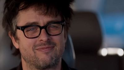 Imagem da notícia Billie Joe Armstrong, líder do Green Day, dá uma de ator em Ordinary World. Confira o trailer!