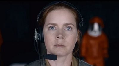 Imagem da notícia Amy Adams e Jeremy Renner estampam cartazes de A Chegada