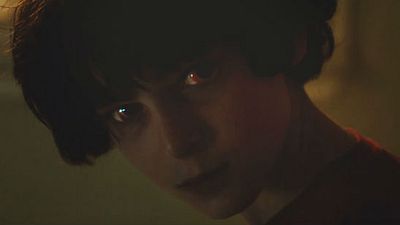 Imagem da notícia Exclusivo: Aaron Eckhart tenta exorcizar um garotinho no trailer legendado de Dominação