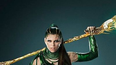 Imagem da notícia Power Rangers: Rita Repulsa posa com sua arma em nova foto