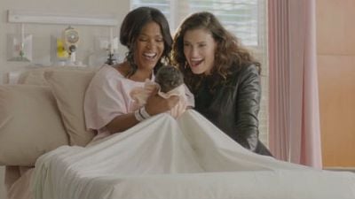 Imagem da notícia Idina Menzel canta o clássico "Wind Beneath My Wings" no trailer do remake de Amigas para Sempre