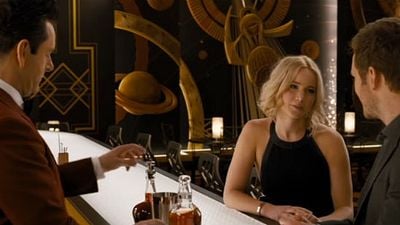Imagem da notícia Flertes, elogios e um garçom robô no primeiro encontro de Chris Pratt e Jennifer Lawrence em Passageiros
