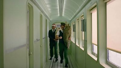 Imagem da notícia Wes Anderson faz vídeo publicitário com clima natalino. Vem ver!