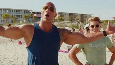 Imagem da notícia Dwayne Johnson protege sua praia (e troca farpas com Zac Efron) no trailer de Baywatch