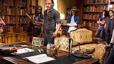 Imagem da notícia The Walking Dead: Nova foto do retorno da temporada traz o grupo de Rick conversando com Gregory