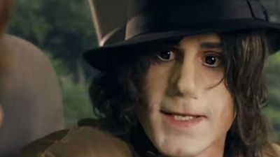 Imagem da notícia Exibição de telefilme com Joseph Fiennes interpretando Michael Jackson é cancelada após reclamações da família do cantor