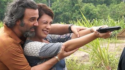 Imagem da notícia Como é Cruel Viver Assim: Elenco pratica tiro ao alvo no set do novo filme de Julia Rezende (Exclusivo)