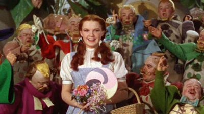 Judy Garland foi 'molestada por munchkins' no set de O Mágico de Oz, revela livro de memórias