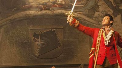 Imagem da notícia Luke Evans e Josh Gad cantam "Gaston" em novo clipe de A Bela e a Fera