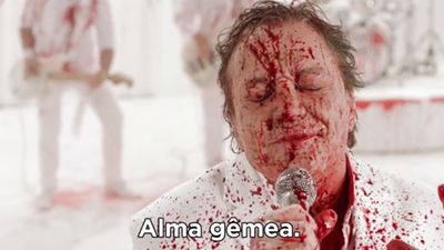 Fábio Júnior toma banho de sangue e canta Alma Gêmea em novo vídeo de Santa Clarita Diet