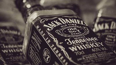 Imagem da notícia Blood & Whiskey: WGN desenvolve série sobre o criador do Jack Daniel's