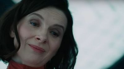 Imagem da notícia Juliette Binoche oferece nova vida a Scarlett Johansson em clipe de A Vigilante do Amanhã: Ghost in the Shell