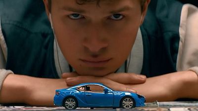 Imagem da notícia Ansel Elgort é o Schumacher do crime no primeiro trailer de Em Ritmo de Fuga, filme de Edgar Wright