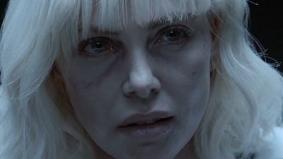 Imagem da notícia Charlize Theron usa salto alto como arma em novos trailers de Atômica