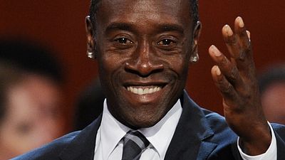 Imagem da notícia Don Cheadle planeja produzir e estrelar filme sobre primeiro milionário negro de Wall Street
