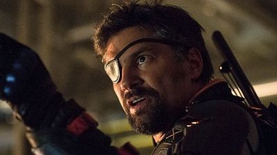 Imagem da notícia Manu Bennett diz que não está voltando para Arrow