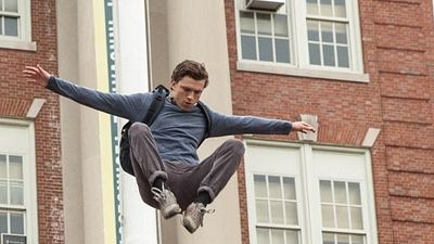 Imagem da notícia Parkour! Tom Holland foge da escola pelos ares em foto de Homem-Aranha: De Volta ao Lar