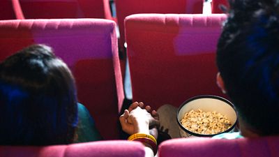 Imagem da notícia Homem processa mulher após encontro romântico por usar o celular no cinema
