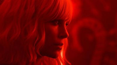 Imagem da notícia Charlize Theron surge glamourosa e fatal em novo cartaz de Atômica