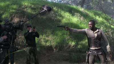 Imagem da notícia Vídeo com cenas dos bastidores ressalta o clima de bang bang de A Torre Negra