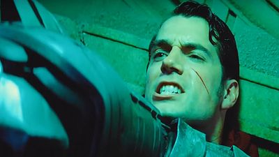 Imagem da notícia Deadpool tira sarro de cena de Batman Vs Superman em HQ da Marvel