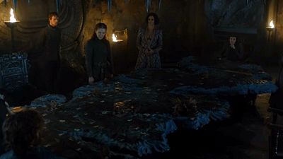 Imagem da notícia Game of Thrones: Emilia Clarke fala sobre as decisões do Conselho de Guerra de Daenerys no 2º episódio