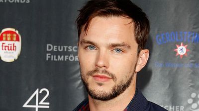 Imagem da notícia Nicholas Hoult é o favorito para estrelar a biografia de J.R.R. Tolkien, criador de O Senhor dos Anéis