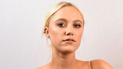 Imagem da notícia Protagonista de Corrente do Mal vai atuar com Isabelle Huppert e Chloë Grace Moretz em The Widow