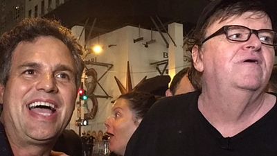 Imagem da notícia Mark Ruffalo e Michael Moore protestam contra fala de Trump sobre marcha neonazista