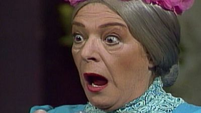 Imagem da notícia Chaves: Vestido da Bruxa do 71 será leiloado com lance inicial de 175 mil reais