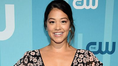 Imagem da notícia Gina Rodriguez está desenvolvendo duas séries com protagonistas latinos
