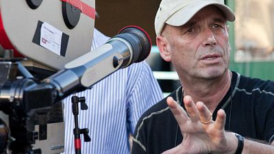 Imagem da notícia Martin Campbell, diretor de 007 - Cassino Royale, vai comandar adaptação de Ali Babá e os 40 Ladrões