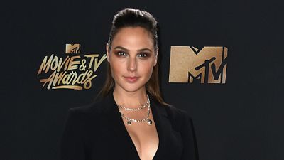 Imagem da notícia Deeper: Gal Gadot pode coestrelar o longa ao lado de Bradley Cooper