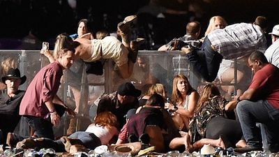 Imagem da notícia Hollywood reage com tristeza, revolta e orações ao ataque a tiros que matou mais de 50 pessoas em Las Vegas